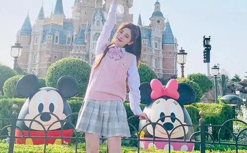 鞠婧祎晒照校服造型游迪士尼阳光元气格子短裙大秀美腿
