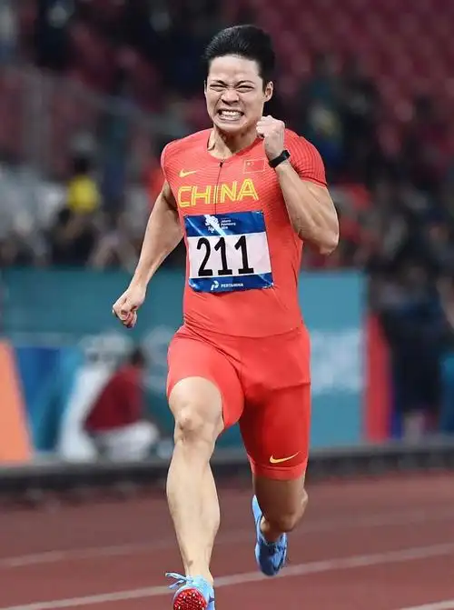 之前的苏炳添很火,是因为他是黄种人历史上最强的短跑运动员.