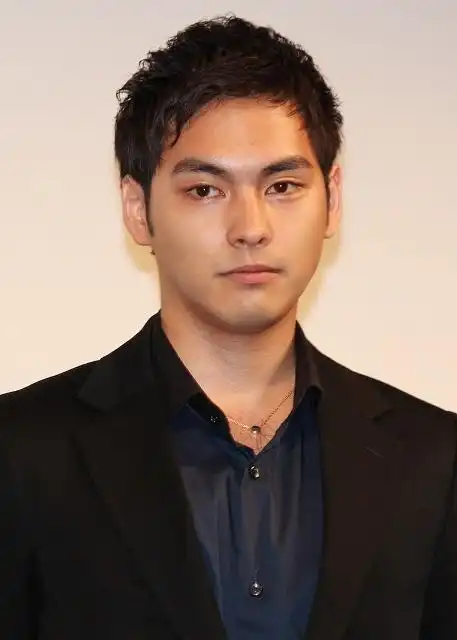 柳乐优弥~~~2004年凭《无人知晓》获得戛纳影帝~是戛纳历史上最年轻的