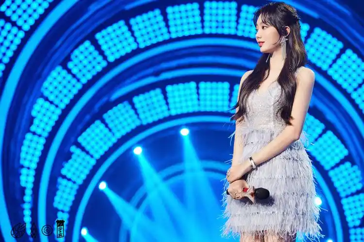 李紫婷我们的歌唱功在受肯定 演绎经典粤语歌《晚秋》引热议