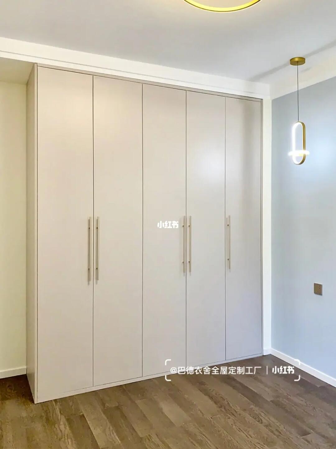 暖白灰7215浅色系衣柜