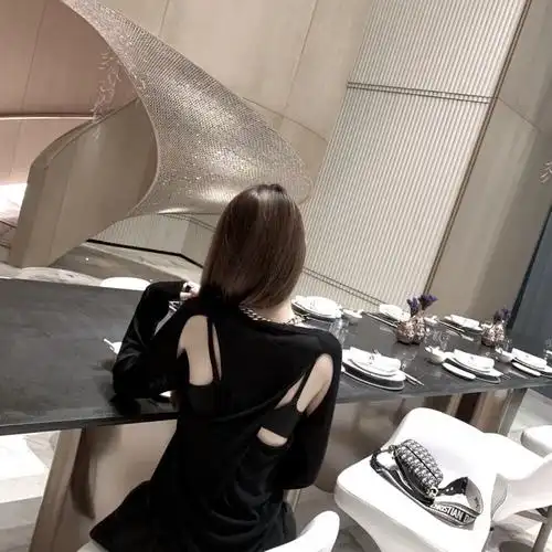 背影女 拿图点赞