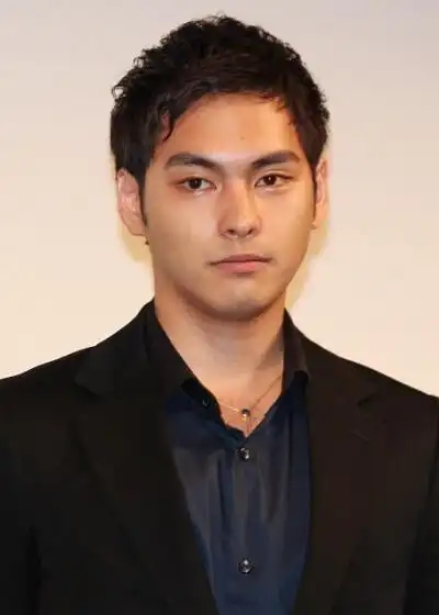 柳乐优弥~~~2004年凭《无人知晓》获得戛纳影帝~是戛纳历史上最年轻的