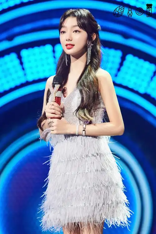 李紫婷我们的歌唱功在受肯定 演绎经典粤语歌《晚秋》引热议