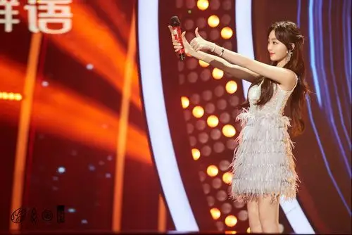 李紫婷我们的歌唱功在受肯定 演绎经典粤语歌《晚秋》引热议